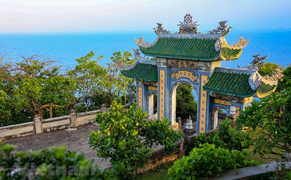 Bao quanh Chùa Linh Ứng Bãi Bụt - Sơn Trà